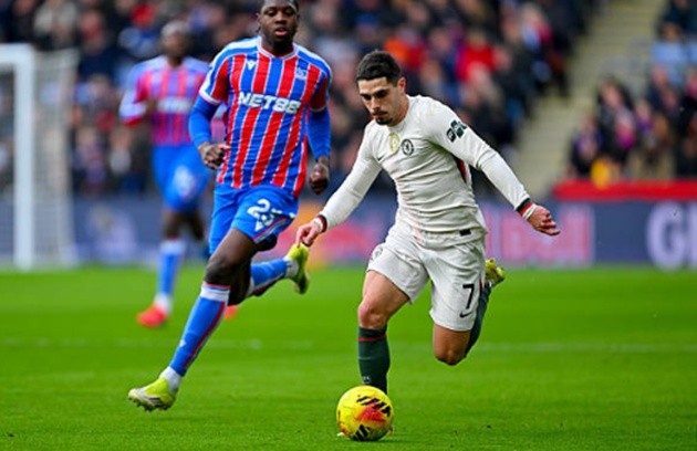 Pedro Neto - 6.8 điểm Bị đẩy sang cánh trái, Neto tiếp tục trải qua một trận đấu thất vọng. Những đợt tấn công của Chelsea thường bị gãy nhịp bởi những pha chạm bóng hỏng hoặc đường chuyền thiếu cảm giác của cầu thủ người Bồ Đào Nha. Anh chưa tìm lại được phong độ tốt nhất.