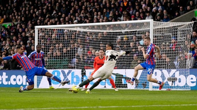 Joao Pedro - 7.6 điểm Im hơi lặng tiếng trong hiệp một nhưng Pedro đã bùng nổ ngay đầu hiệp hai. Sau pha phối hợp một-hai ăn ý với Estevao, số 20 của Chelsea dứt điểm quyết đoán hạ gục thủ thành Henderson. Anh lẽ ra đã có cú đúp nếu hậu vệ đối phương không dùng tay chơi bóng.