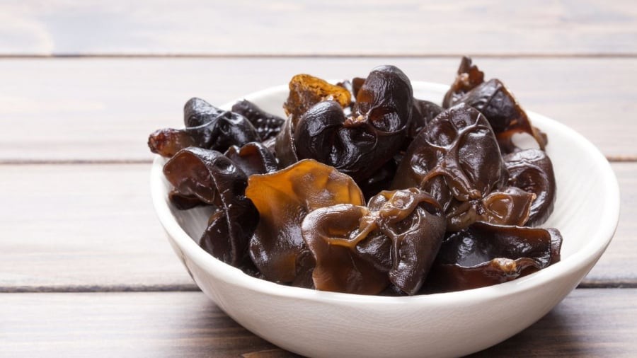 Người đang dùng thuốc chống đông máu, người bị rối loạn chảy máu tốt nhất nên tránh ăn mộc nhĩ.