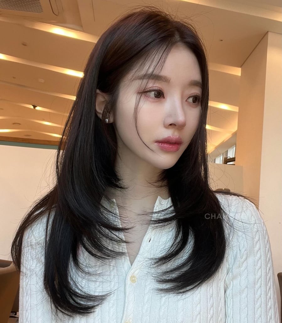 Độ cong mềm ở phần đuôi giúp che bớt xương hàm hoặc vùng má đầy, từ đó khiến khuôn mặt trông thanh thoát hơn mà không cần đến mái.