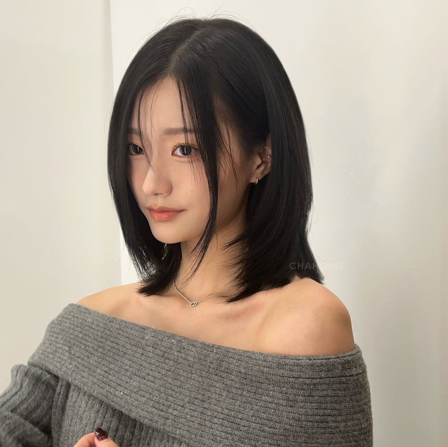 Các lớp tóc tạo độ phồng và chuyển động giúp tránh cảm giác ôm sát, từ đó làm mềm đường nét khuôn mặt.