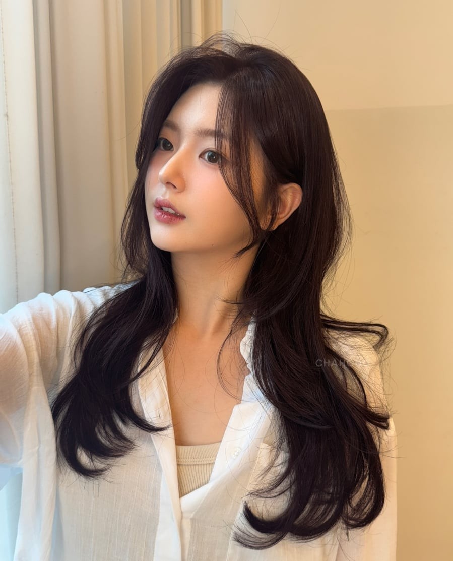 Ưu điểm lớn là dễ biến tấu, có thể vén sau tai khi cần gọn gàng hoặc thả tự nhiên để tăng nét nữ tính.