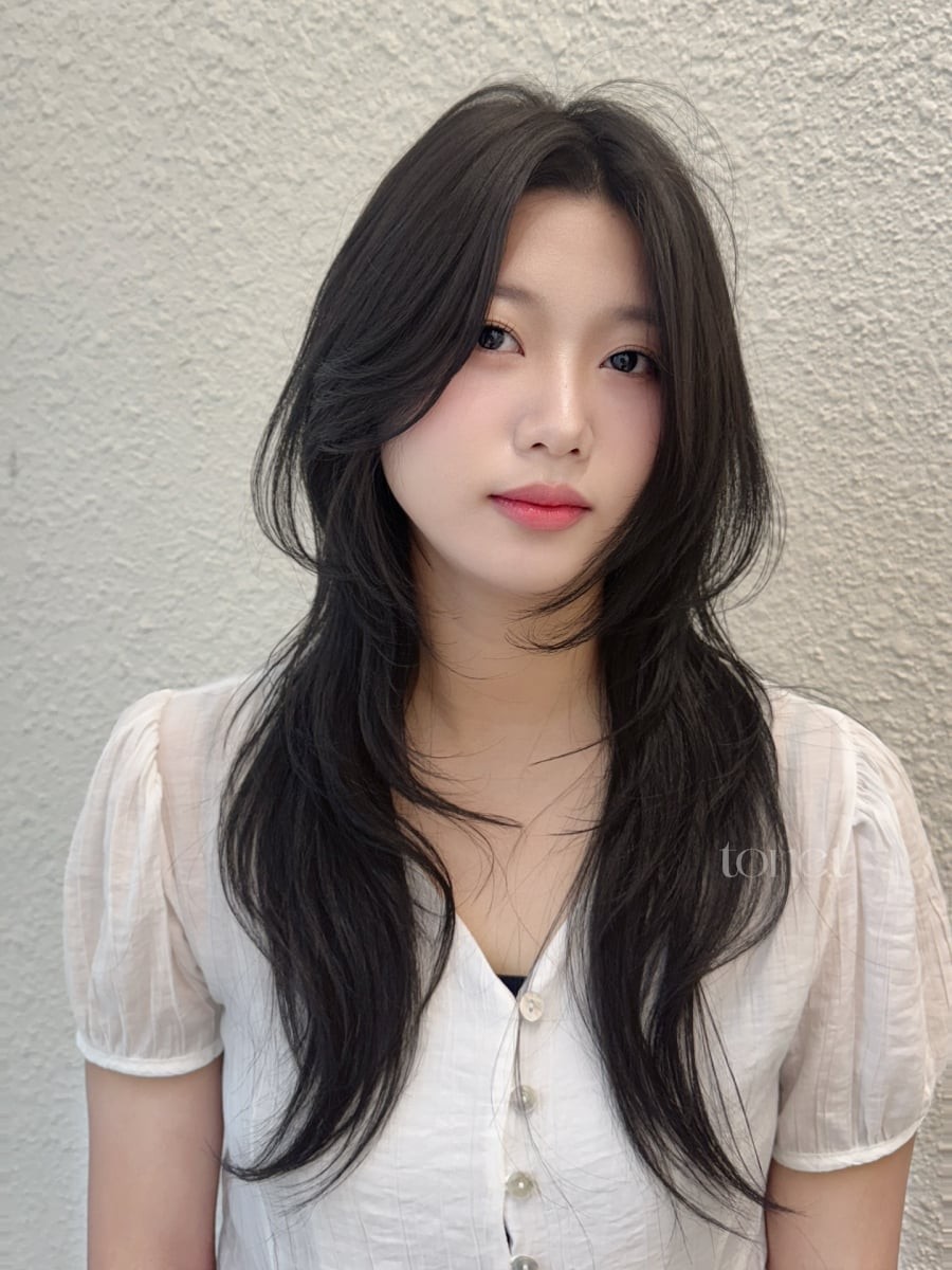 Phần chân tóc được tạo độ phồng giúp khuôn mặt trông cao hơn, đồng thời kéo ánh nhìn theo chiều dọc, giảm cảm giác bè ngang.