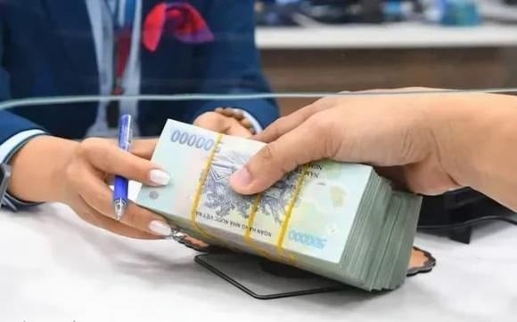 Giấy tờ xác nhận thông tin về dân tộc, nơi cư trú và tình trạng hộ nghèo đối với người lao động thuộc diện ưu tiên. 