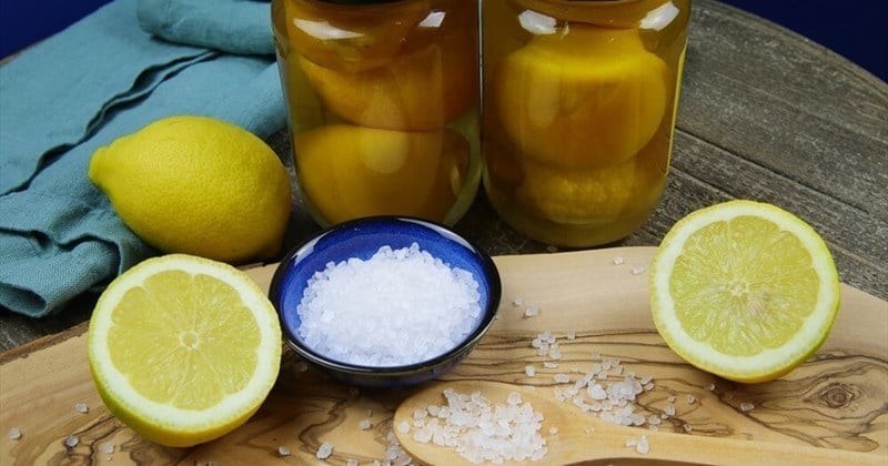 5 người không nên uống nước chanh muối