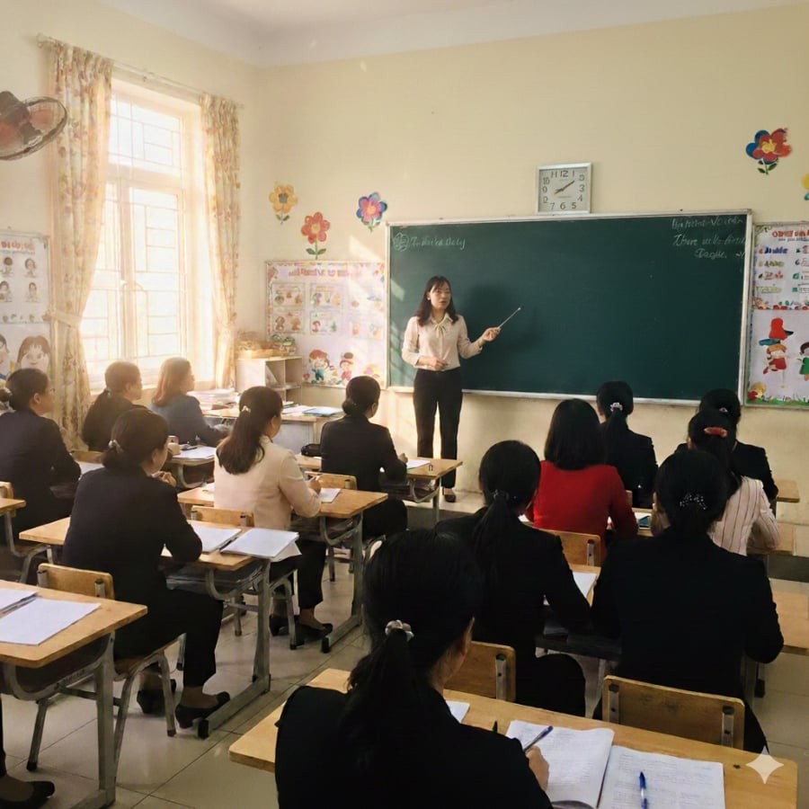 Buổi họp phụ huynh không chỉ là nơi nghe điểm số mà còn phản ánh cách cha mẹ kiểm soát cảm xúc trước thầy cô và tập thể.