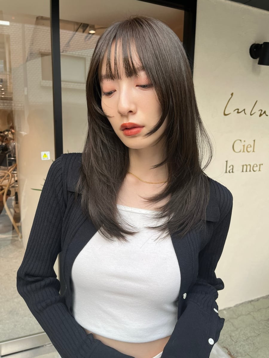 Kiểu tóc này đặc biệt phù hợp với gương mặt tròn hoặc vuông, bởi những đường cong mềm mại ở phần đuôi tóc giúp tổng thể trở nên hài hòa.