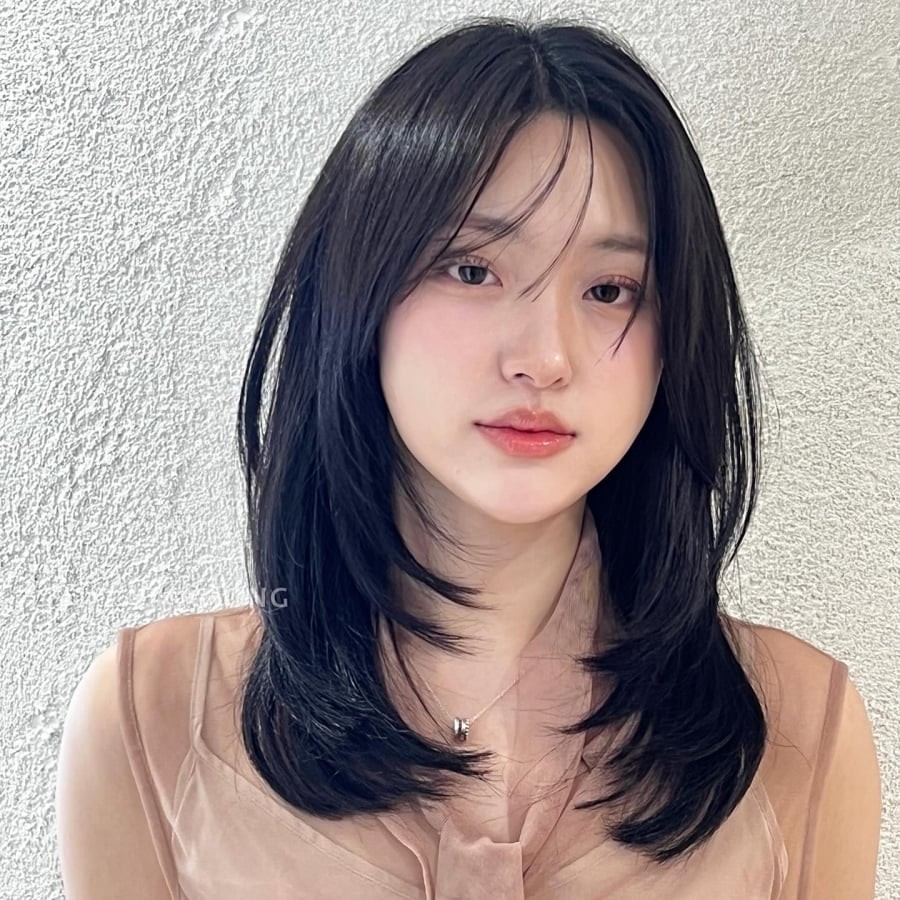 Tóc ngang vai layer được xem là kiểu tóc “quốc dân” nhờ khả năng phù hợp với hầu hết các dáng mặt. 