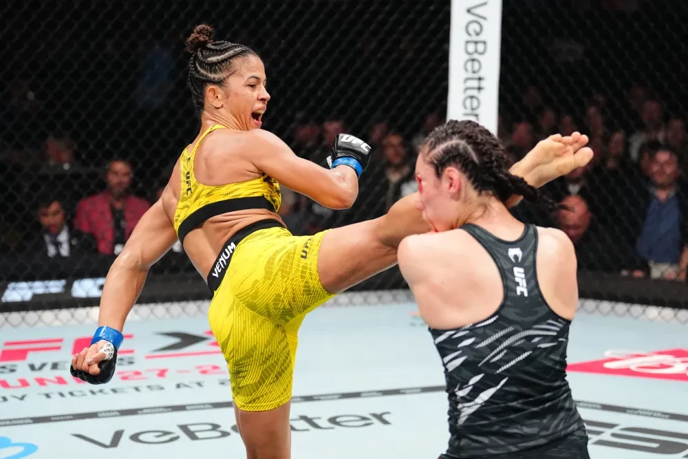 Natalia Silva ăn mừng chiến thắng tại một sự kiện UFC.