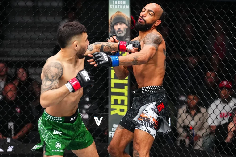 Alex Perez ăn mừng chiến thắng trước Charles Johnson tại UFC 324