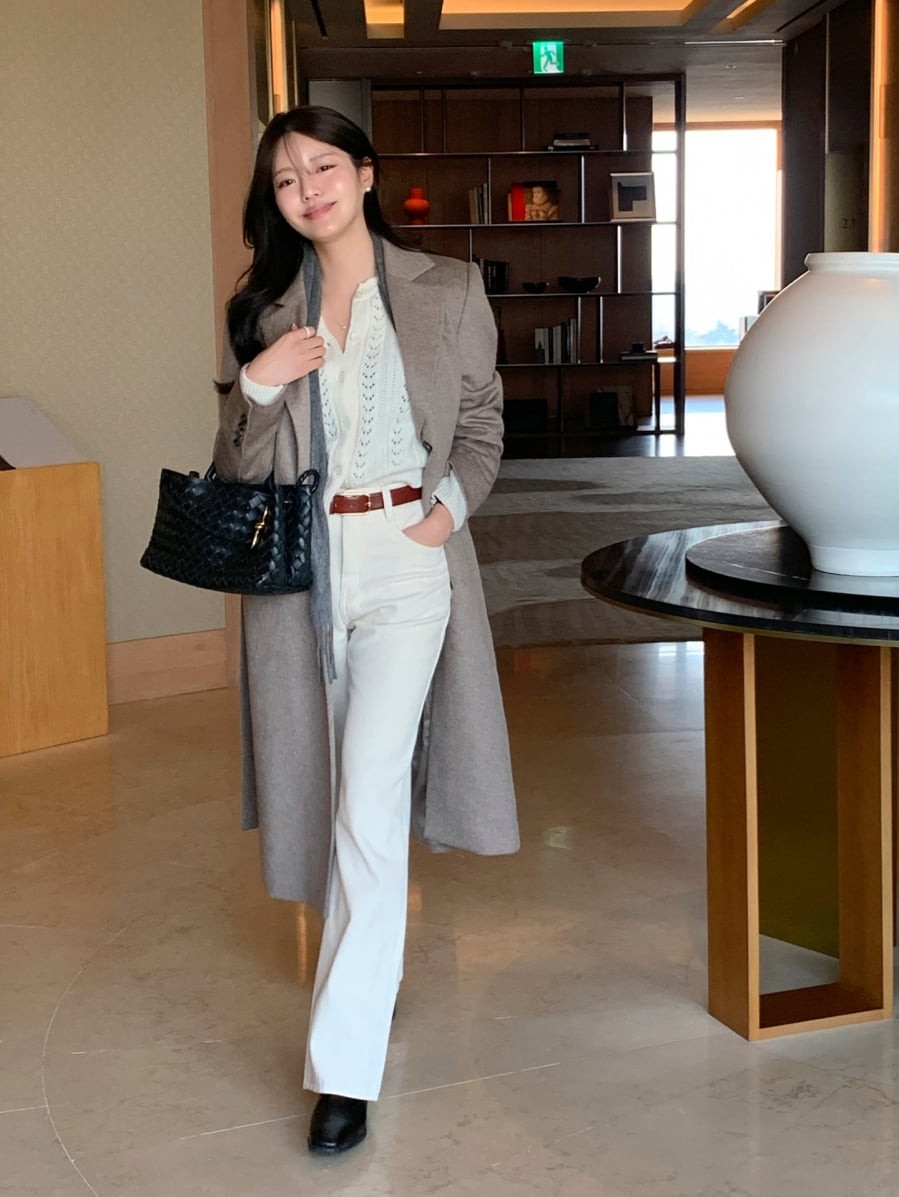 Jeans trắng mang đến tinh thần tối giản, nhẹ nhàng nhưng vẫn đủ hiện đại, phù hợp với những ai theo đuổi phong cách thanh lịch và đề cao tính ứng dụng trong trang phục hằng ngày.