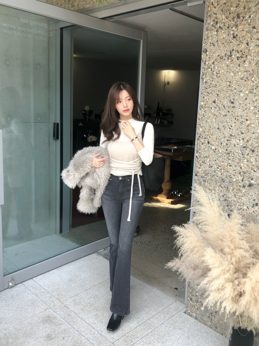 Sự trở lại của quần jeans ống loe trong năm 2026 cho thấy tinh thần retro vẫn có chỗ đứng vững chắc, nhưng được làm mới theo hướng tiết chế và tinh tế hơn.