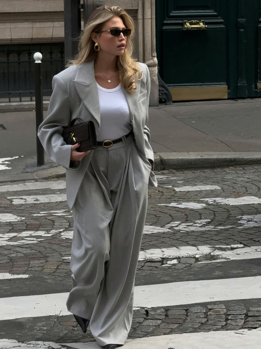 Khi kết hợp với quần ống rộng cạp cao, trang phục tạo nên hiệu ứng cân bằng, vừa lịch sự vừa phóng khoáng.