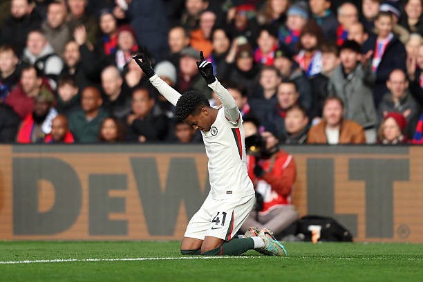 Estevao tỏa sáng rực rỡ. 