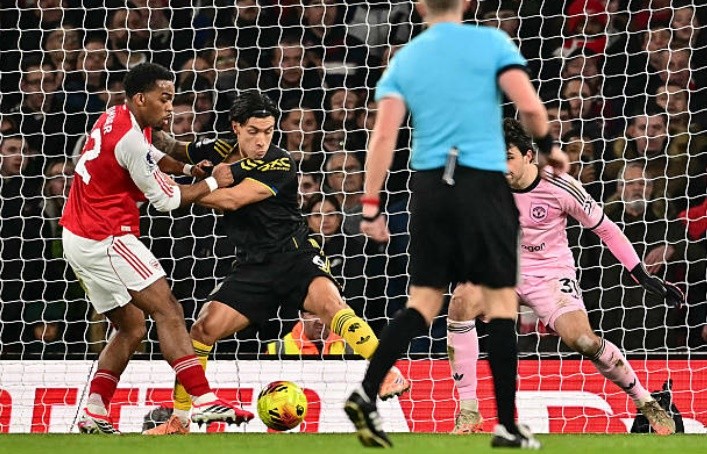 MU nhận bàn thua sau một tình huống khá lộn xộn.