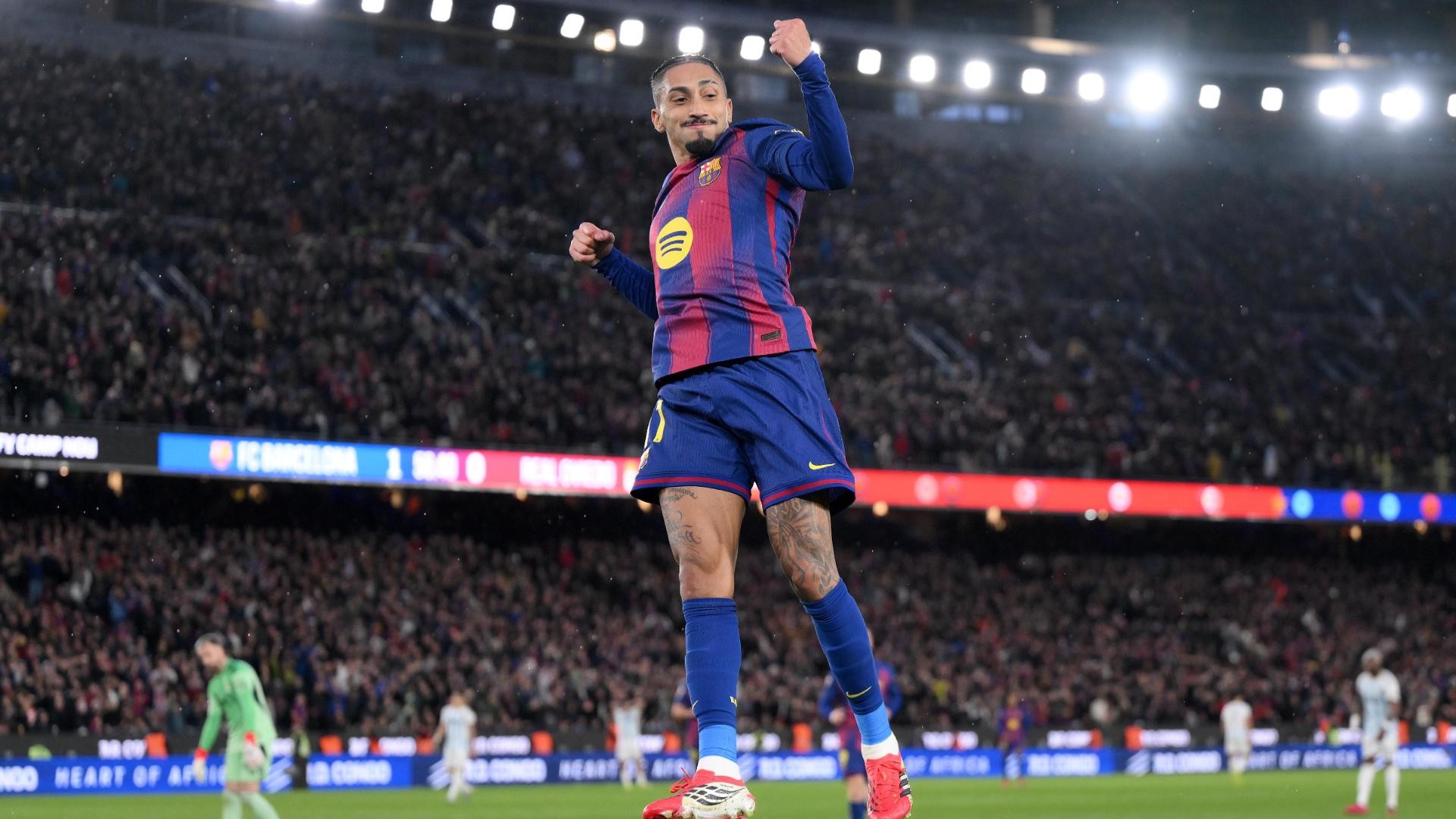 Raphinha ăn mừng sau bàn thắng.