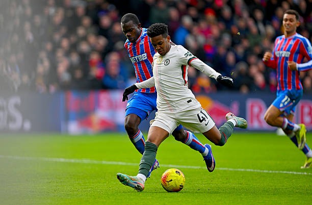 Estevao Willian giúp Chelsea trở lại với đường đua top 4.