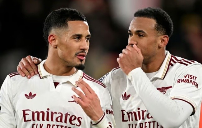 Saliba và Gabriel trong màu áo Arsenal.