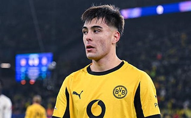 Aaron Anselmino bất ngờ bị Chelsea gọi về từ Borussia Dortmund.