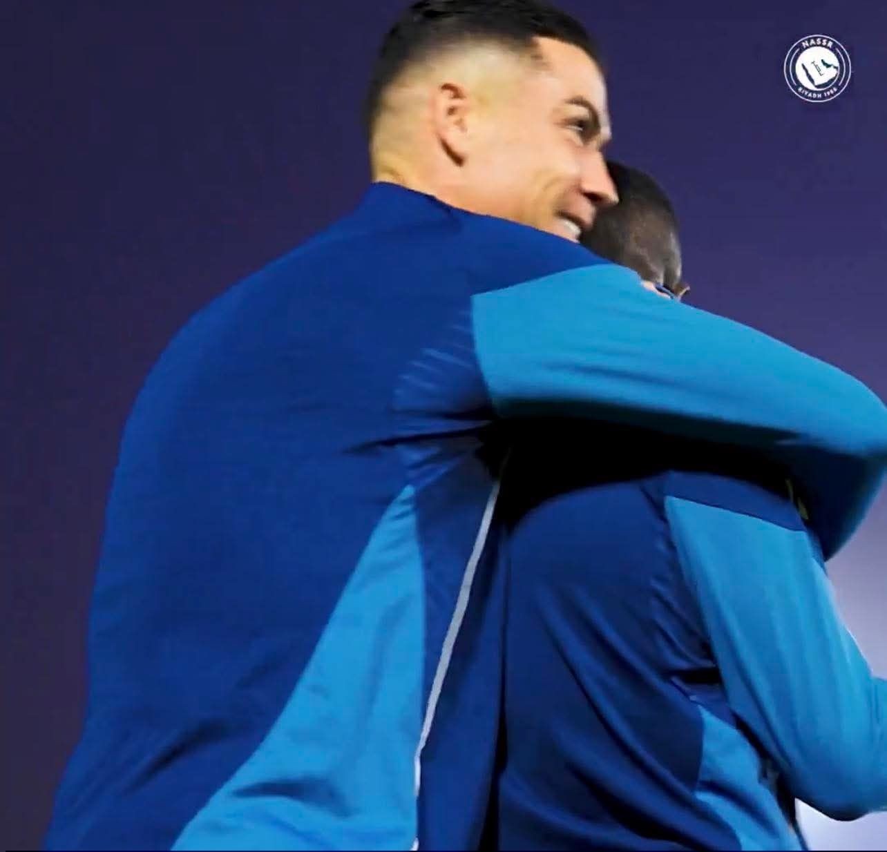 Cristiano Ronaldo chào đón nhà vô địch Sadio Mane bằng một cái ôm ấm áp.