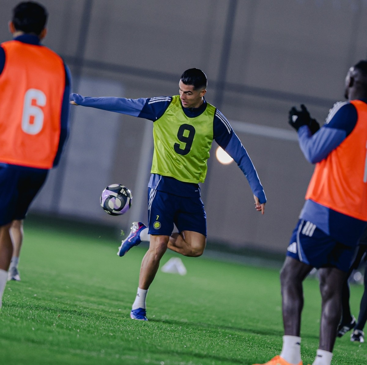 Cristiano Ronaldo biểu diễn kỹ thuật trong buổi tập một ngày trước trận đấu với Al-Taawoun.