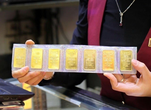 Công ty Vàng bạc đá quý Sài Gòn (SJC) điều chỉnh tăng giá vàng miếng thêm 2,2 triệu đồng/lượng, đưa giá mua vào lên 174,6 triệu đồng và bán ra 176,5 triệu đồng/lượng.

