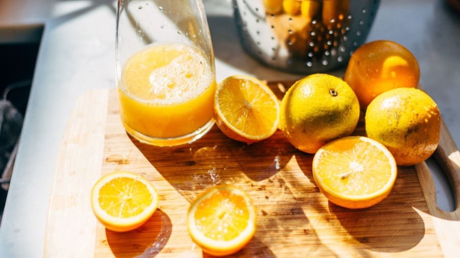 Nước ép cam quýt cung cấp nhiều vitamin và khoáng chất có lợi cho sức khỏe tim mạch.
