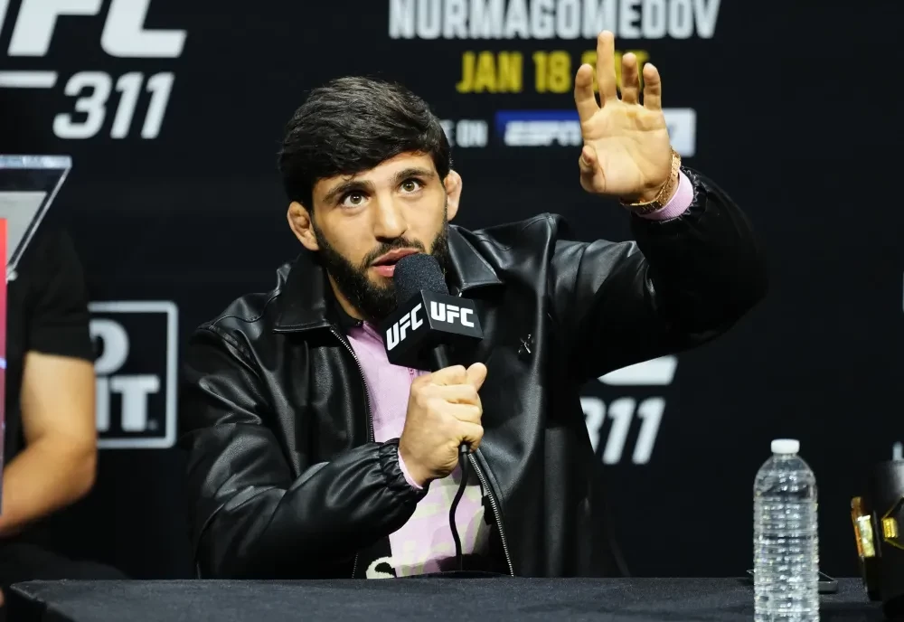 Arman Tsarukyan trong buổi họp báo UFC 311.
