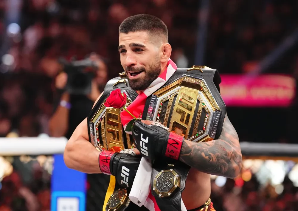 Ilia Topuria đang giữ đai vô địch UFC