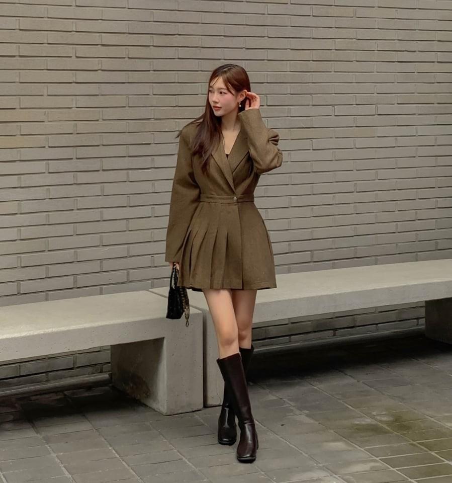 Độ dài trên gối giúp khoe đôi chân, tạo cảm giác trẻ trung và linh hoạt, đặc biệt phù hợp với những ai muốn tăng thêm chiều cao một cách tự nhiên.