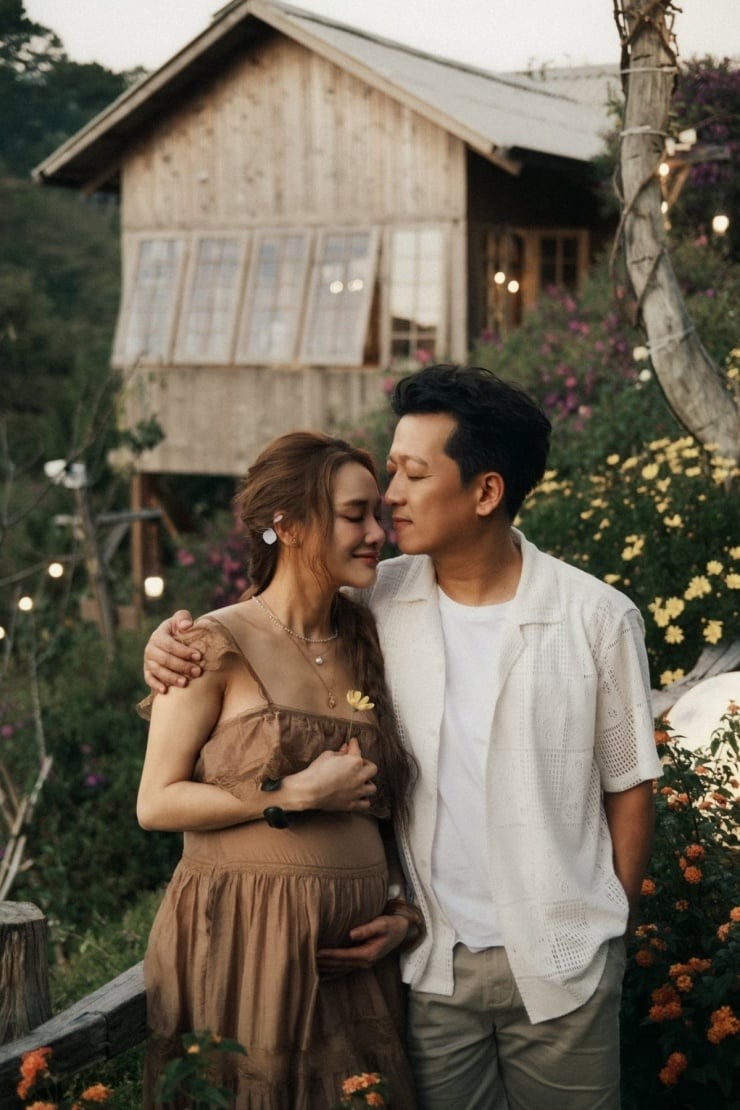 Thiết kế dài thướt tha kết hợp cùng mái tóc được tết nhẹ, tạo cảm giác tự nhiên và bay bổng.