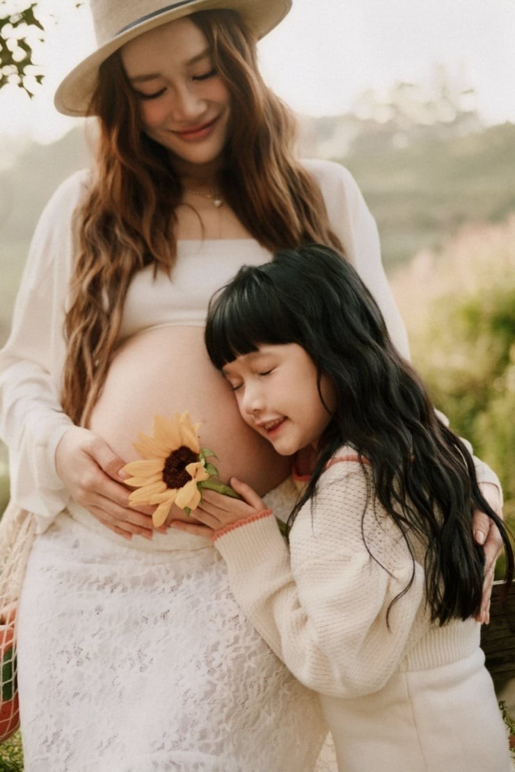 Cách lựa chọn trang phục cho thấy cô vẫn giữ được sự tự tin và tinh thần thời trang ngay cả khi mang thai.