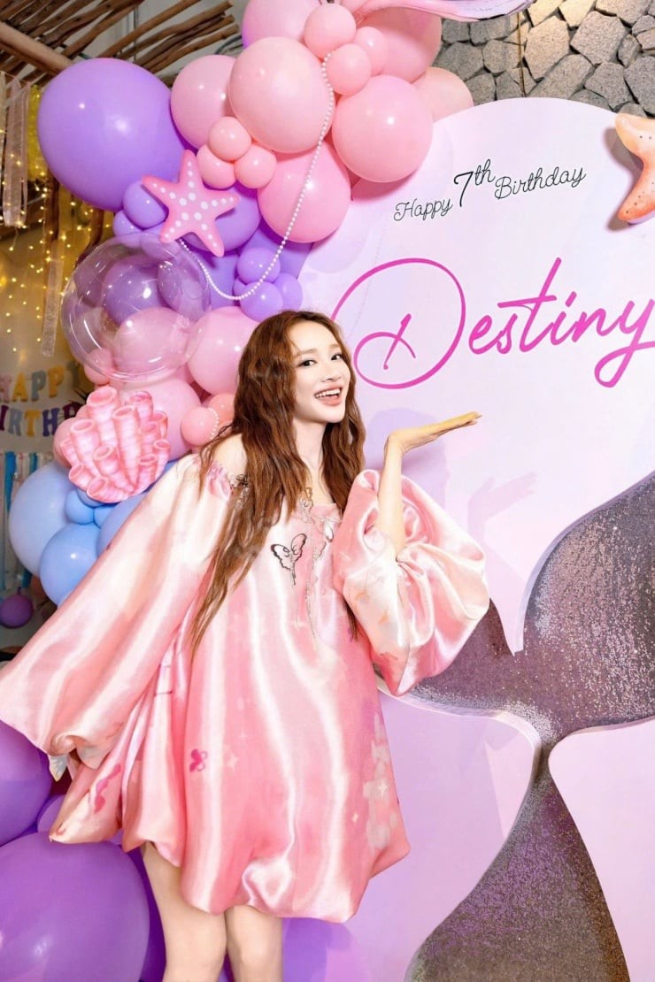 Nữ diễn viên kết hợp cùng giày cao gót mũi nhọn để tạo hiệu ứng kéo dài đôi chân, giúp tổng thể trở nên thanh thoát và duyên dáng hơn.