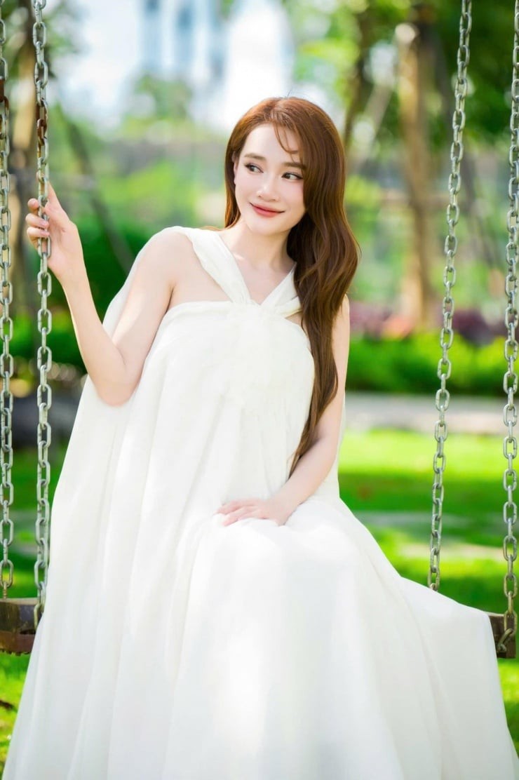 Khoảng một tháng trước khi công bố tin vui mang thai, Nhã Phương từng đăng tải hình ảnh diện váy dáng rộng, chất liệu bay bổng.