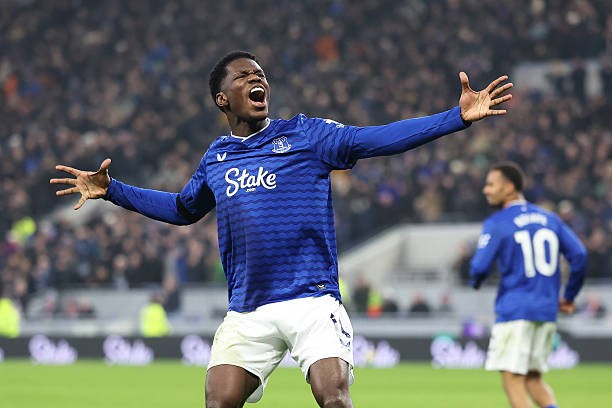 Thierno Bary giúp Everton giữ lại 1 điểm trước Leeds United.