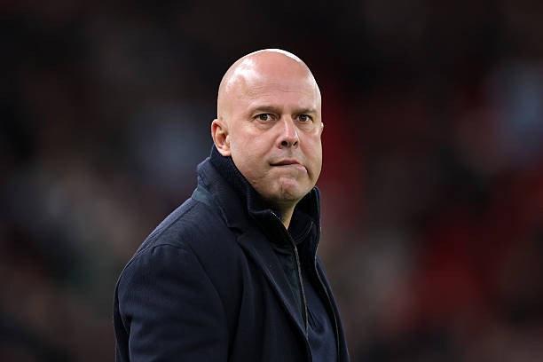 Slot cần bổ sung gấp một trung vệ. 