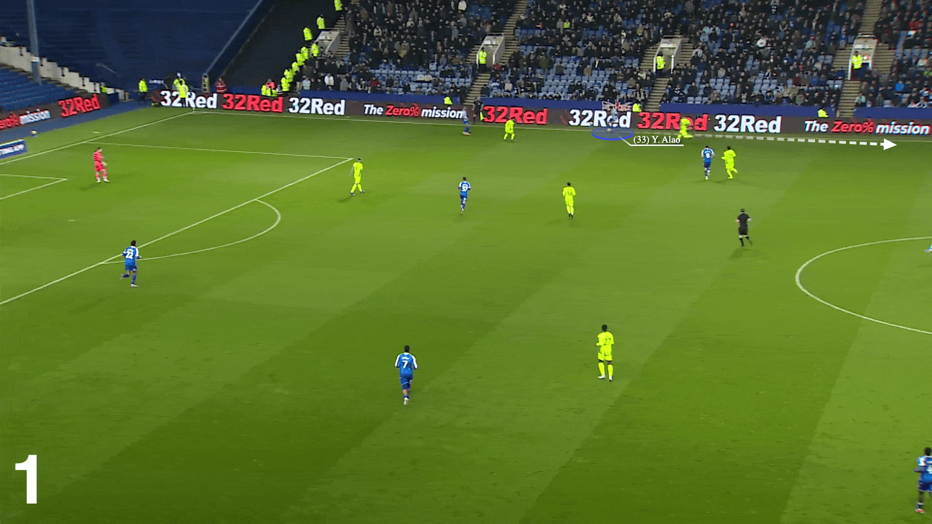 Dù còn trẻ nhưng Yisa Alao rất tự tin khi giữ bóng.