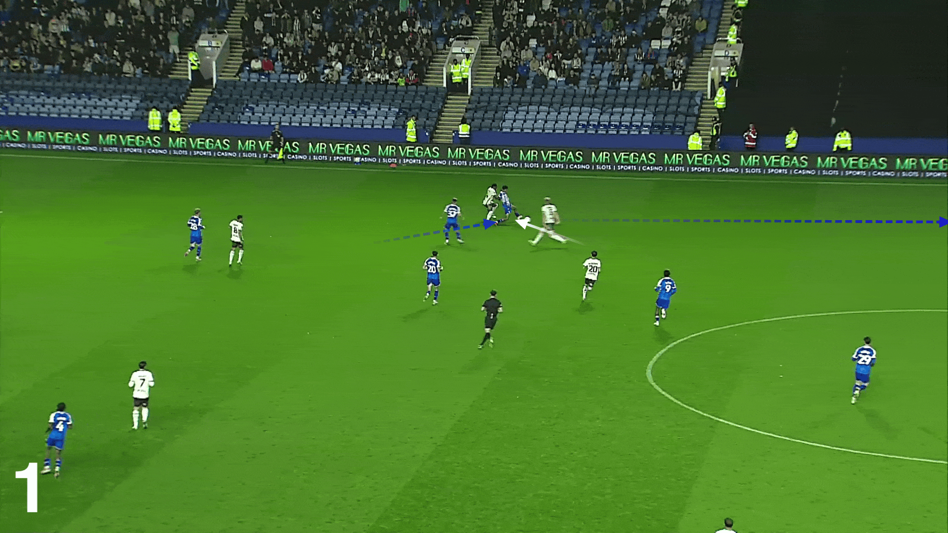 Alao gây ấn tượng bởi sự tự tin và sẵn sàng một đấu một.