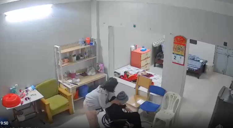 Cụ bà bị người giúp việc bạo hành. Ảnh cắt từ clip