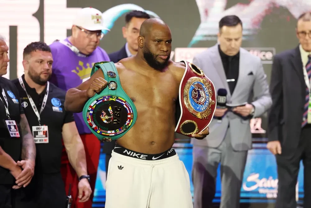 Võ sĩ hạng nặng trên võ đài