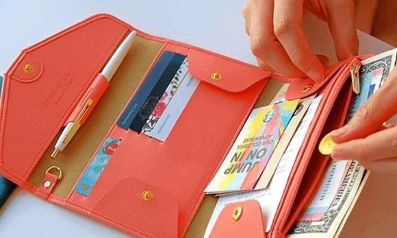 Những tờ tiền rách, nhàu nát hay dính bẩn không chỉ làm mất giá trị sử dụng mà còn bị xem là mang năng lượng tiêu cực, tượng trưng cho sự thiếu thốn và vận xui.