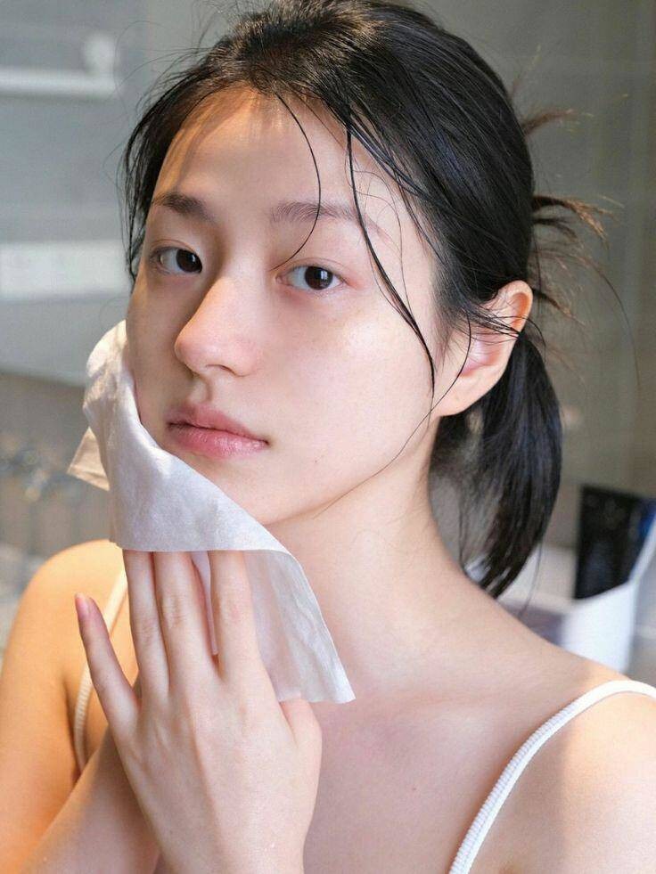 Việc tăng cường cấp ẩm, làm dịu và nghỉ ngơi đầy đủ sẽ giúp da trông căng mịn, tươi tắn hơn.