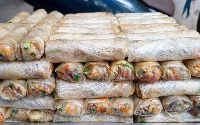 Nên ghi rõ ngày gói nem bên ngoài hộp hoặc túi để dễ theo dõi thời gian sử dụng.

