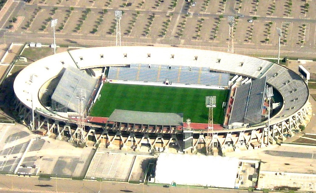 Cagliari đã thi đấu tại sân vận động Sant'Elia từ năm 1970 đến năm 2017.