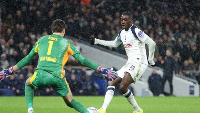 Randal Kolo Muani có thể rời Tottenham.