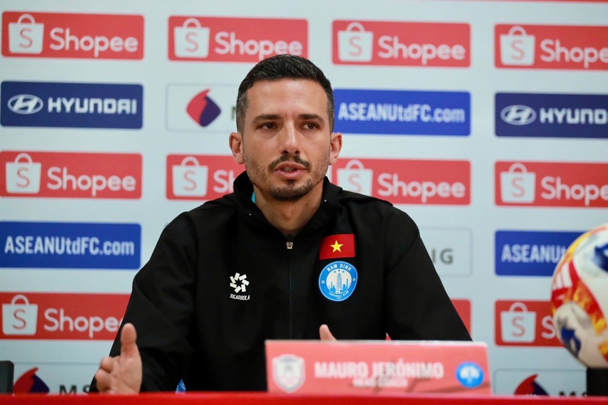 HLV Mauro Jeronimo quyết tâm cùng Nam Định đánh bại đại diện Singapore. Ảnh: VFF.