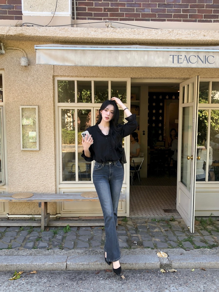 Thiết kế ôm nhẹ phần đùi và loe dần xuống ống giúp vóc dáng trông cân đối và thanh thoát hơn. 