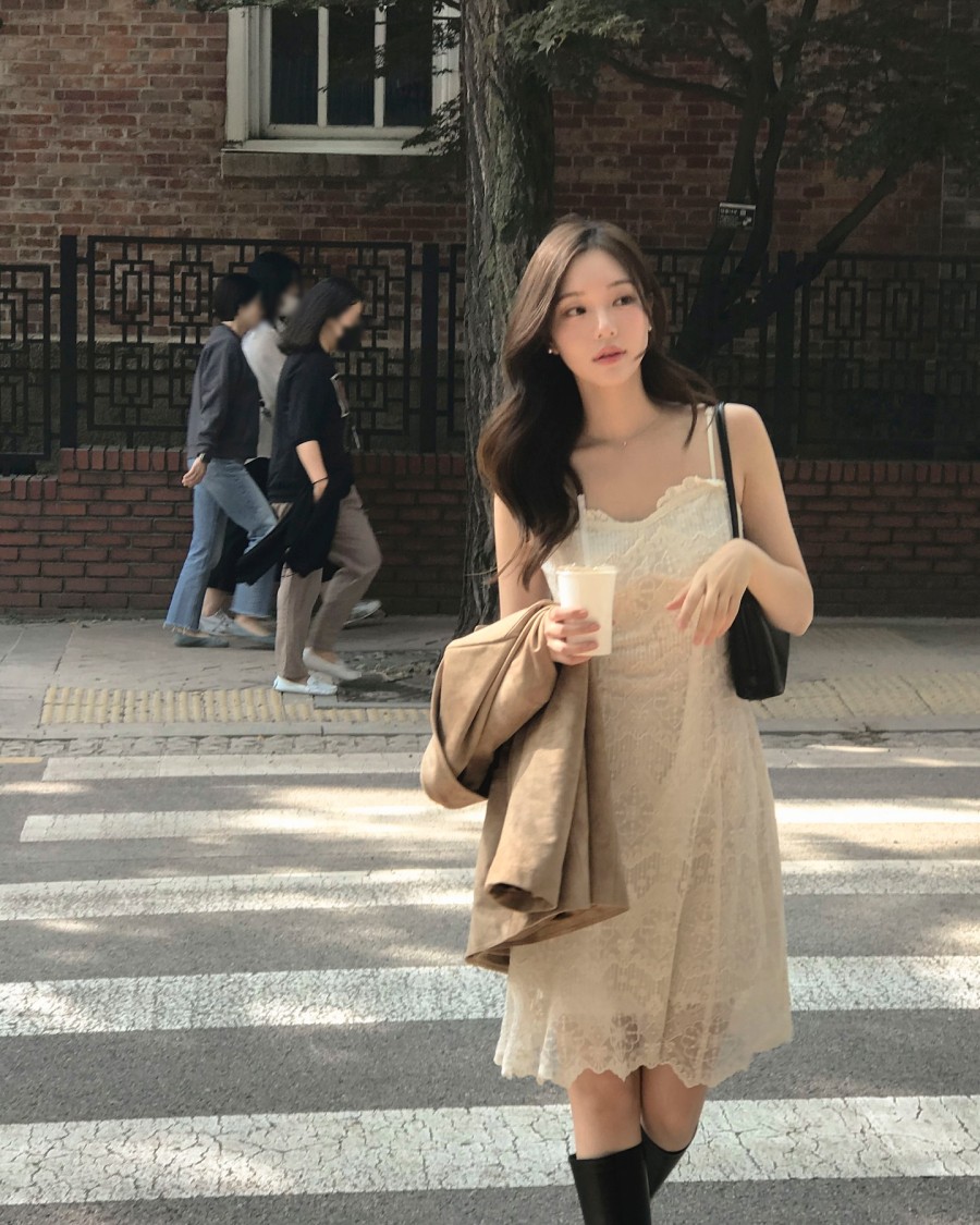 Dù là thiết kế trơn màu hay họa tiết nhỏ, item này luôn mang lại cảm giác gọn gàng, dịu dàng và dễ tạo thiện cảm ngay từ cái nhìn đầu tiên.