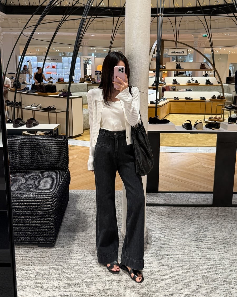 Denim đen là lựa chọn mang tính an toàn nhưng luôn hiệu quả với phụ nữ trưởng thành