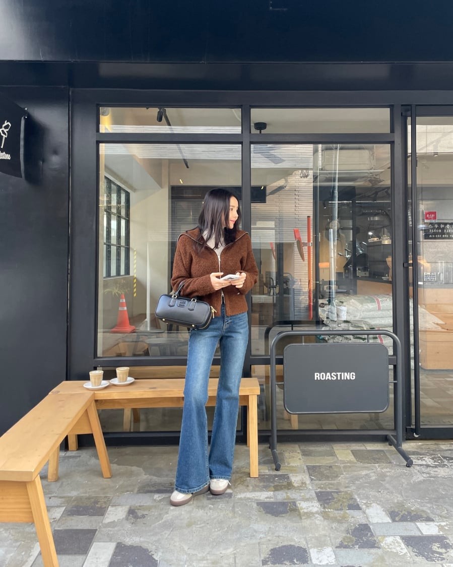 Jeans ống vẩy mang hơi hướng cổ điển nhưng vẫn phù hợp với phụ nữ trưởng thành nếu chọn đúng độ loe. 